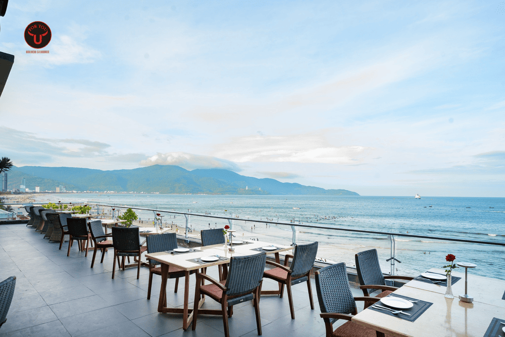 The elegant setting near My Khe Beach offers a breezy and ocean-inspired ambiance (Source: For You Steakhouse)